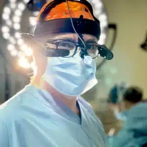 Dr. Göksel estetik burun ameliyatı sırasında ameliyathane ortamında cerrahi başlığı ve ışıklı gözlüğüyle.
