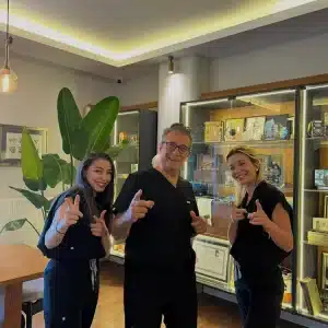 Dr. Göksel ve K.B.B. uzmanlık kliniği ekibi, hastalarına güler yüzlü ve profesyonel bir ortam sunarken.